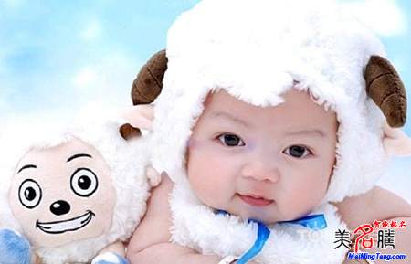 羊?qū)殞毱鹈执笕? /></a>　　2015年2月4日是立春節(jié)氣，過了這一天出生的寶寶就是傳統(tǒng)意義上的羊?qū)殞毩恕Ｄ憧赡軙苫?，為什么不是過了春節(jié)以后呢？關于這一點，美名騰多次撰文解釋這個問題。如果不清楚的，可以查看美名騰這篇說明文章...</div>
							        <div style="height:5px; font-size:5px"></div>
							        <hr width="99%" style="text-align:center; border-style:dotted; border-width:0px; height:1px;" />
							        <div style="height:5px; font-size:5px"></div>
							    </div>
						        </td>
	</tr><tr style="border-width:0px;">
		<td valign="top">
						        <div style="padding-left:3px; padding-right:3px;line-height:180%">
							         <h3 style="padding:0px;margin:0px;display:inline;"><a id="ctl00_ContentPlaceHolder1_ShowMore1_dgNews_ctl08_HyperLink1" class="headline" href="/Message/ShowNews.aspx?NewsID=3651" target="_blank">屬羊人的運程和起名禁忌破解</a></h3>
							         <span id="ctl00_ContentPlaceHolder1_ShowMore1_dgNews_ctl08_Label1" style="color:Green;font-size:10pt;">2015/1/20 15:34:15</span>
							          <span style="color:Red;font-size:8pt;"></span>
							        <br />
							        <div style="padding-top:1px; width:95%; padding-left:8px; line-height:180%;color:#2f2f2f;font-size:14px;" ><a href=